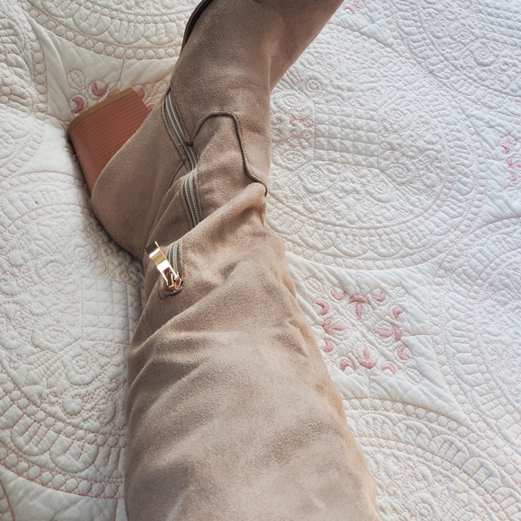 U to knee suede like cream boots. Womens size US 7 - Picture 6 of 7